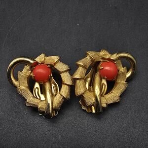 Vintage Faux Coral Gold Tone Clip On Earrings Round Wreath